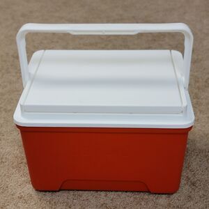 Igloo Red Cooler Island Breeze 9 Qt Lunch Drink Cooler 13 can 8L Made in the USA